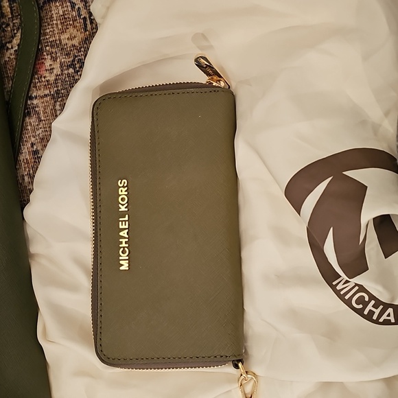 Michael Kors Selma Bag In Olive Green - Picture 3 of 16